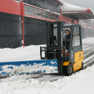 Sneeuwschuiven met heftruck