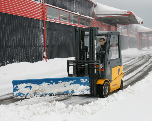 Sneeuwschuiven met heftruck